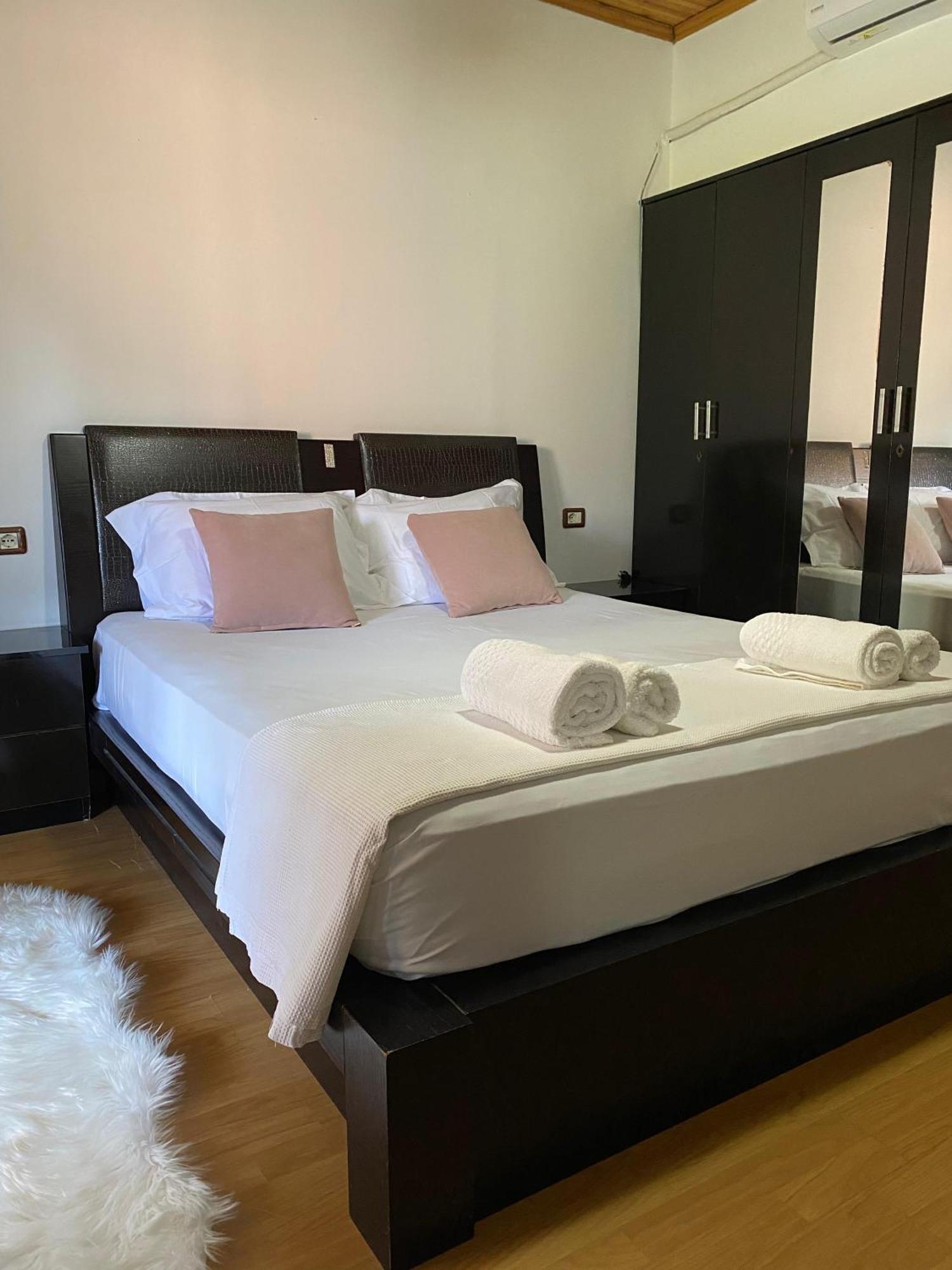 Bertis Guest House Gjirokastër Екстериор снимка