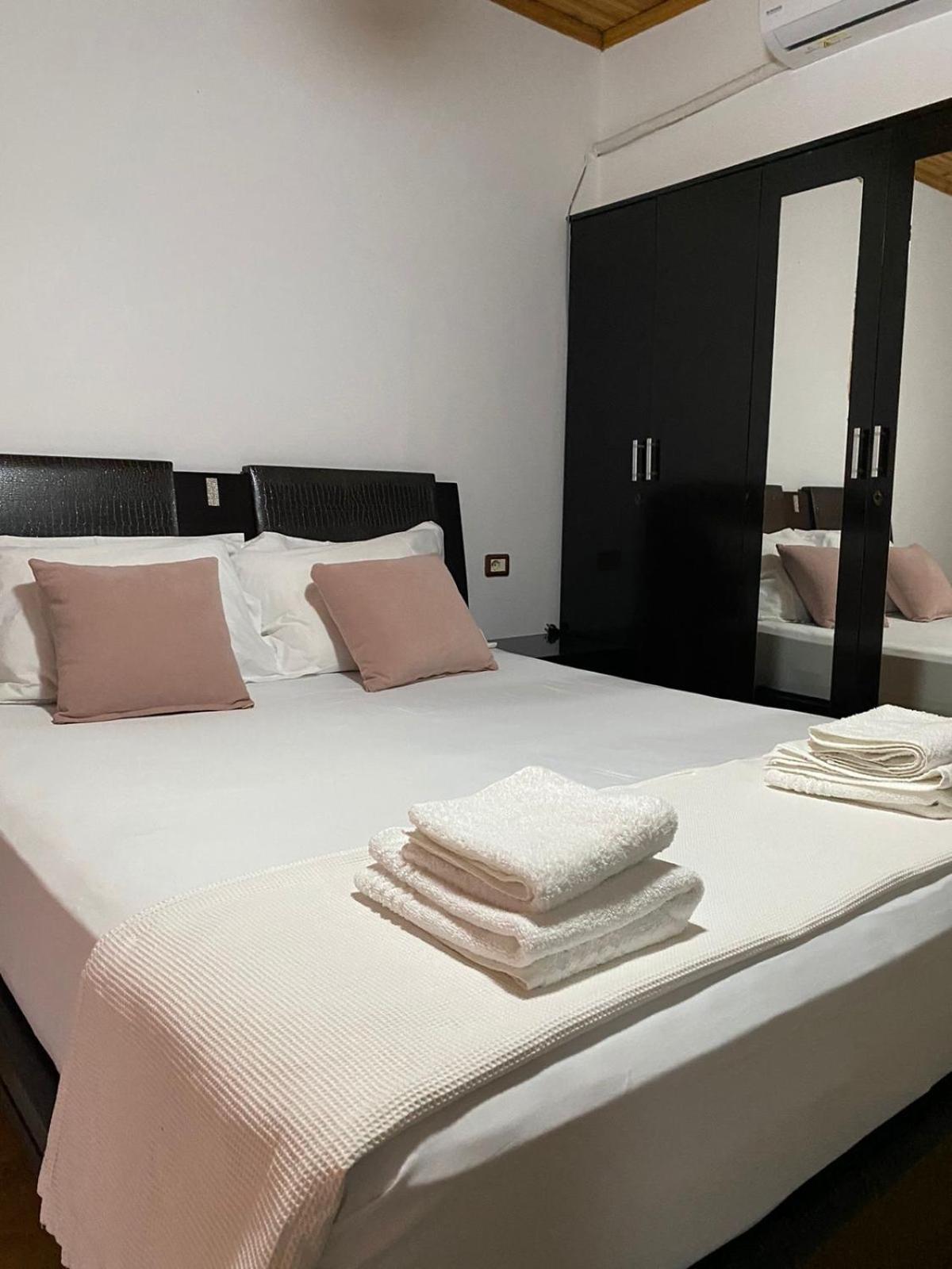 Bertis Guest House Gjirokastër Екстериор снимка
