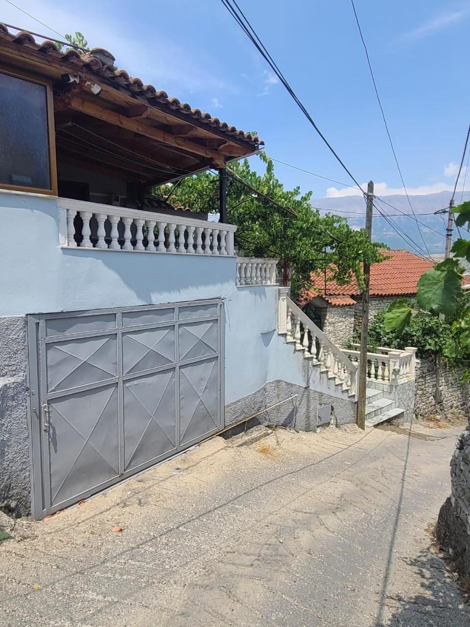 Bertis Guest House Gjirokastër Екстериор снимка